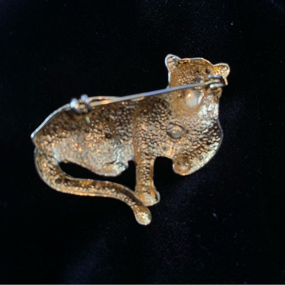 VINTAGE LEOPARD PIN- SIGNED GOLD TONE LEOPARD BROOCH. ESTATE JEWELRY VINTAGE - Picture 3 of 4